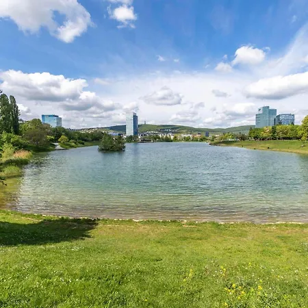 Tomato - With Free Parking ブラチスラヴァ